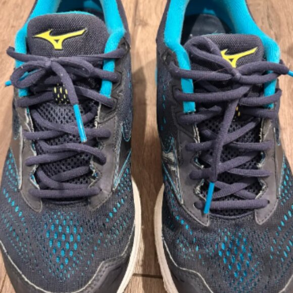 Mizuno Running Shoes (Size 10.5) - Picture 4 of 6